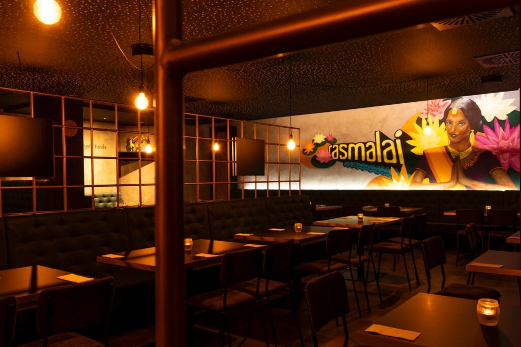 Blick in das Restaurant Rasmalai
