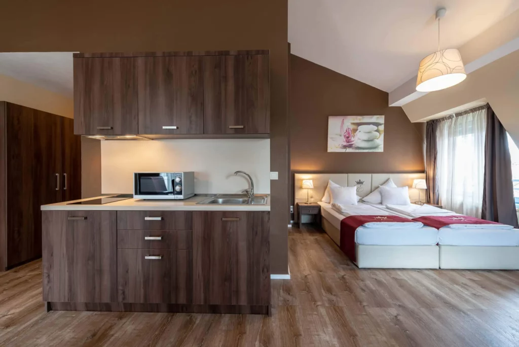 Studio mit Küche und Bett im Empress Hotel