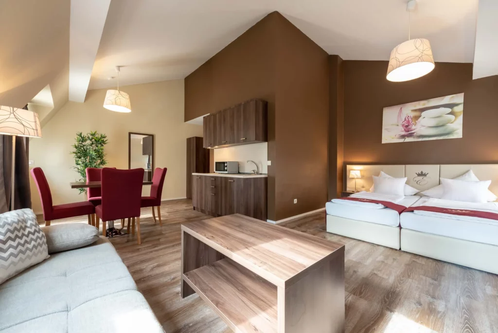 Studio mit Küche, Essecke und Bett im Empress Hotel